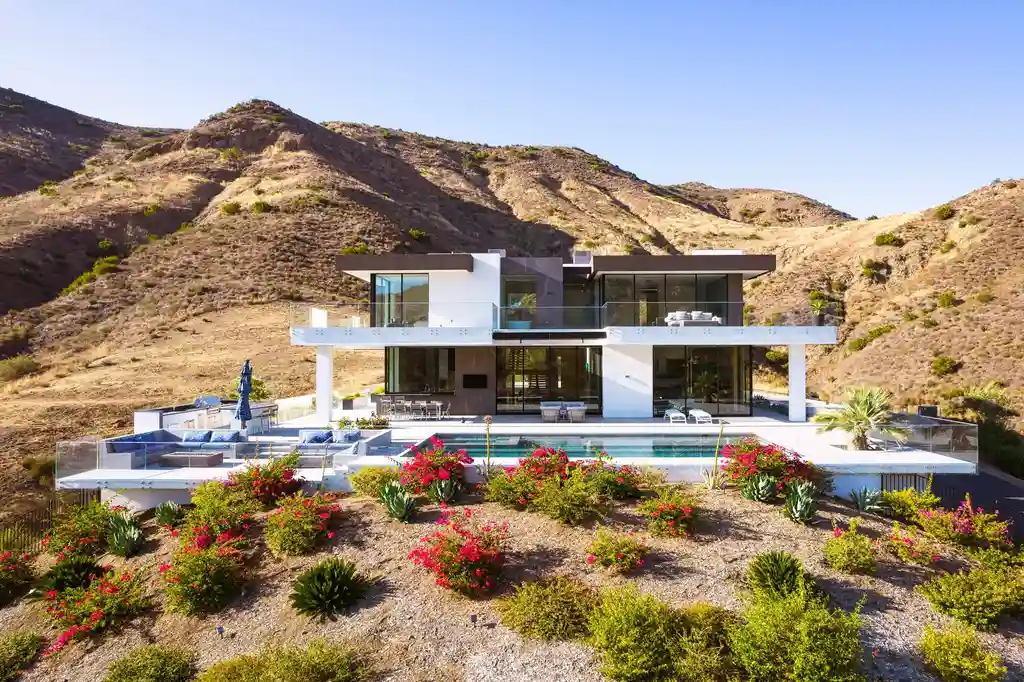 Lobo Canyon 2 by IR Architects, A Sculptural Retreat Embracing Malibu’s Rugged Landscape