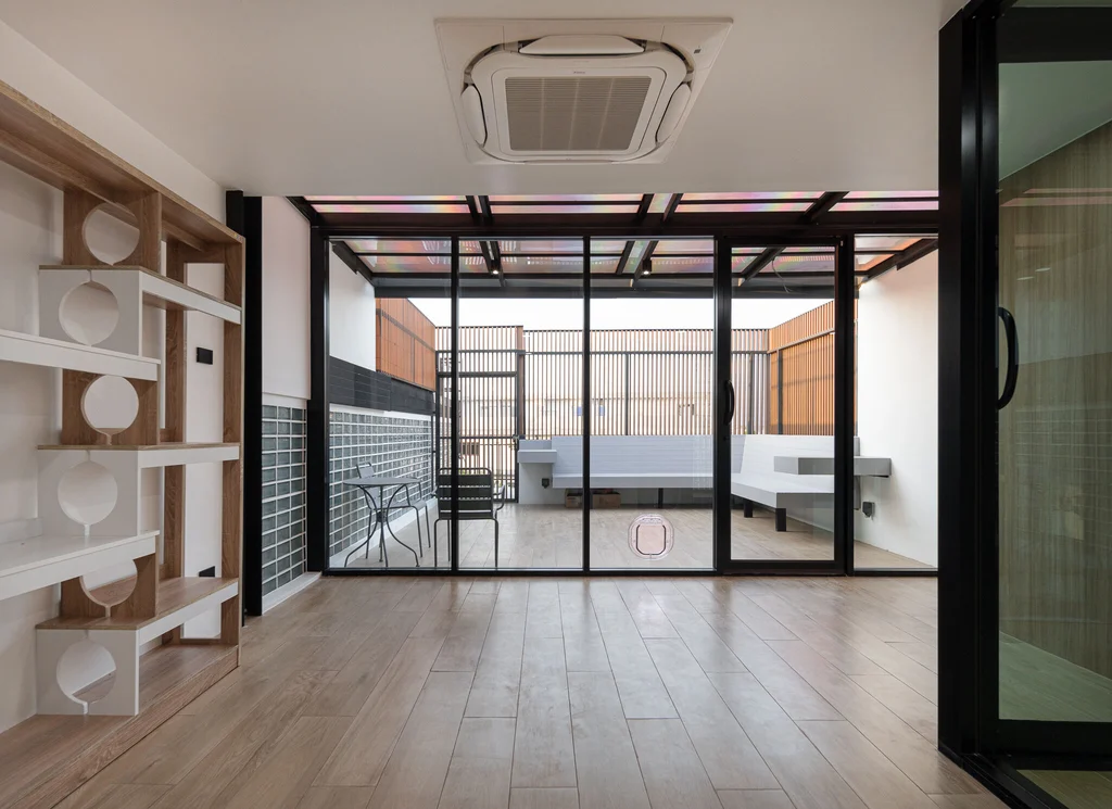 Oak Ae House by Sute architect, A Vertical Living Concept on Limited Land