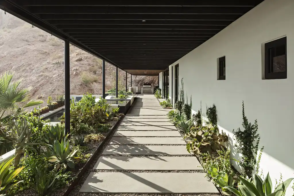 Red Rocks by The Ranch Mine Reimagines Mountainside Living with Raw Elegance 9