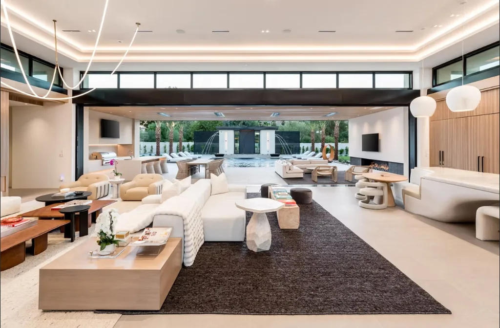 Calizonia Casual by JMAD, A Roman-Inspired Modern Retreat in Paradise Valley