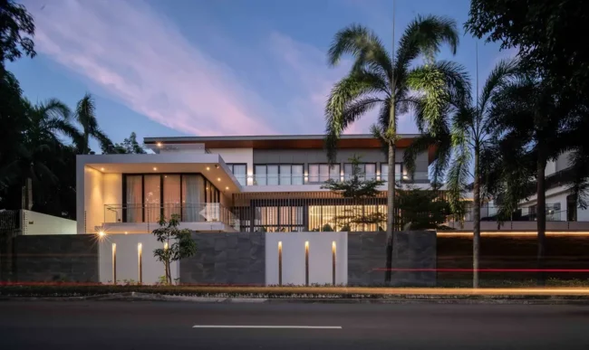 House of B by Sim Ateliers, A Lush Urban Retreat Defined by Privacy and Transparency