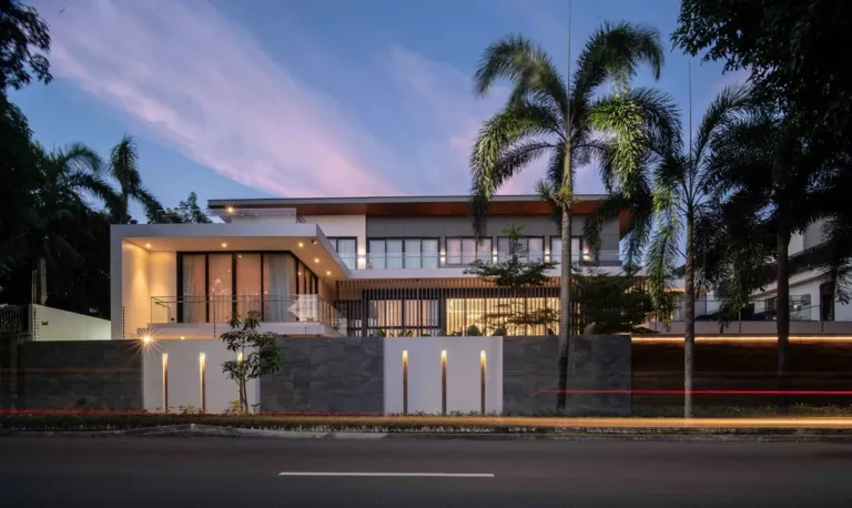 House of B by Sim Ateliers, A Lush Urban Retreat Defined by Privacy and Transparency