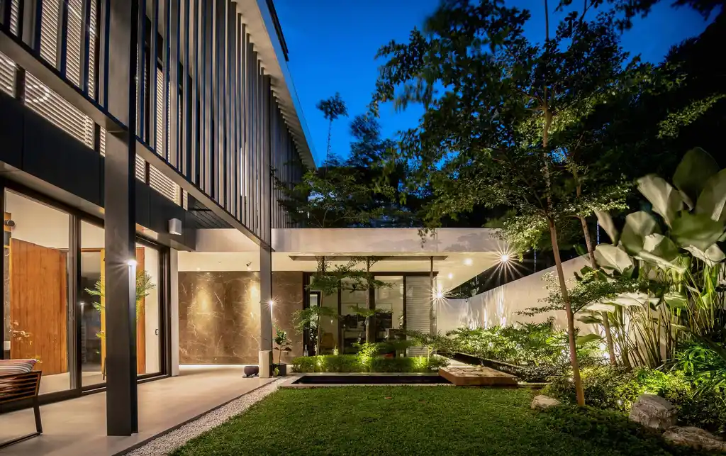 House of B by Sim Ateliers, A Lush Urban Retreat Defined by Privacy and Transparency
