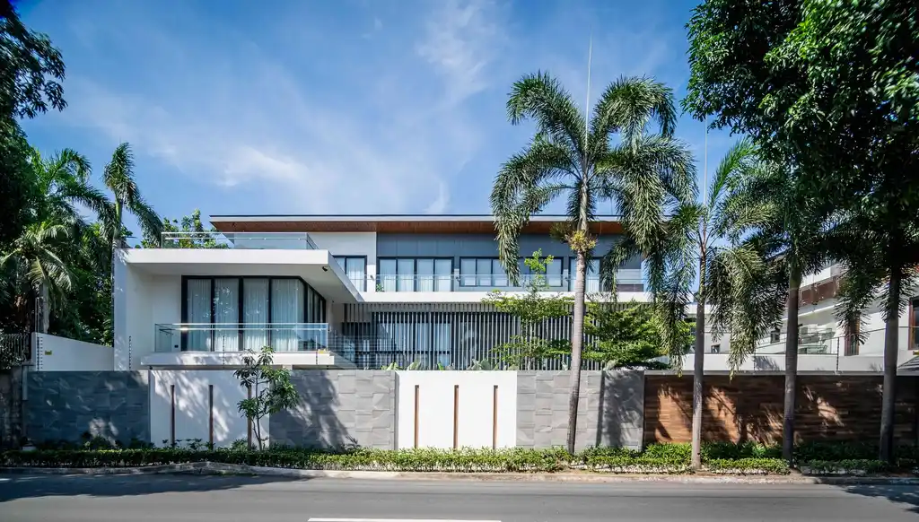 House of B by Sim Ateliers, A Lush Urban Retreat Defined by Privacy and Transparency