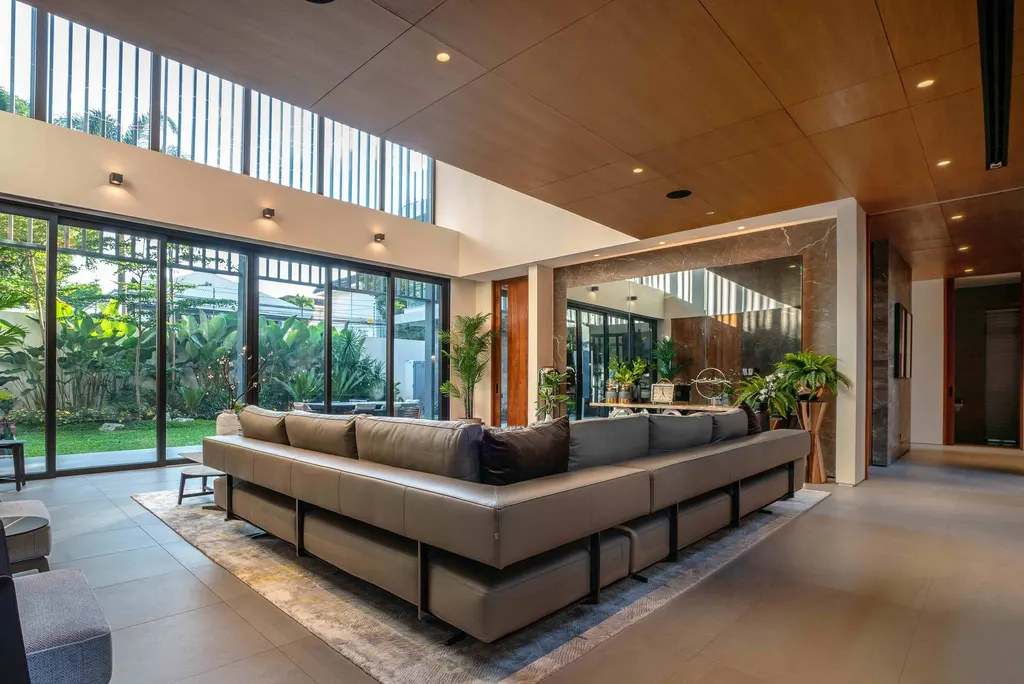 House of B by Sim Ateliers, A Lush Urban Retreat Defined by Privacy and Transparency