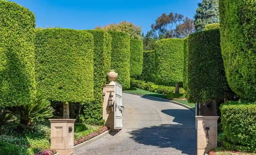 1309 Davies Dr Legendary Beverly Hills Estate with Ocean and City Views Listed for 75 Million 3