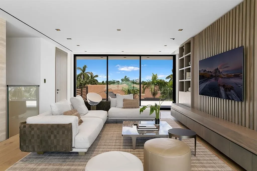 1721 SE 11th St 24.9M Stunning Luxury Home in Fort Lauderdale with Yacht Access and Skyline Views 7