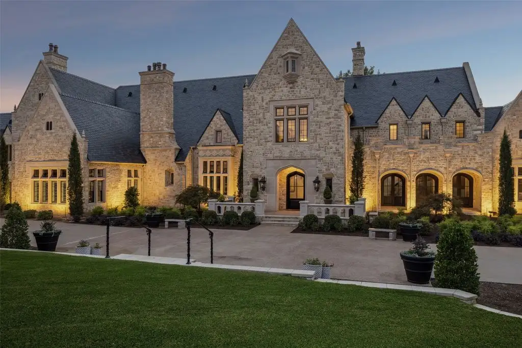 2105 Bayshore Dr Unveils an Exquisite 8.75M Architectural Masterpiece in Texas 2
