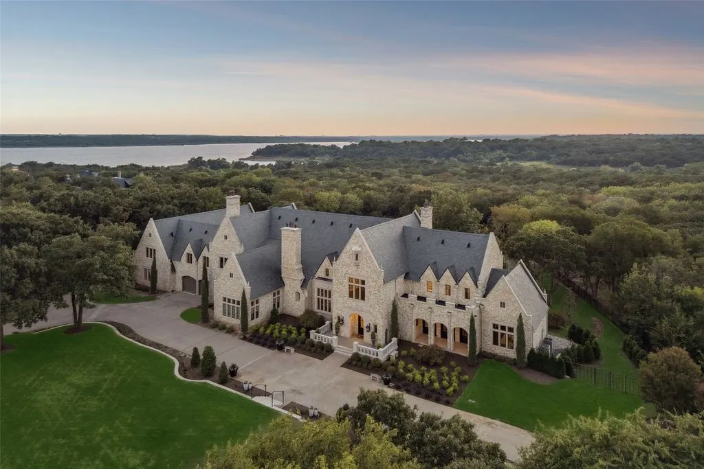 2105 Bayshore Dr Unveils an Exquisite 8.75M Architectural Masterpiece in Texas 3