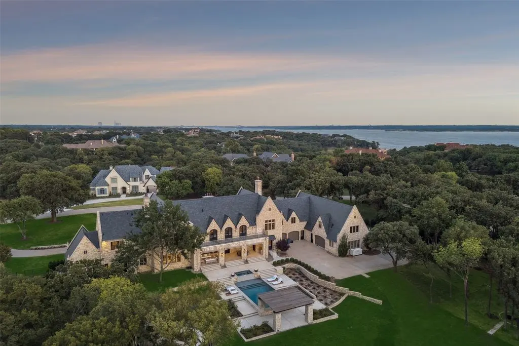2105 Bayshore Dr Unveils an Exquisite 8.75M Architectural Masterpiece in Texas 4