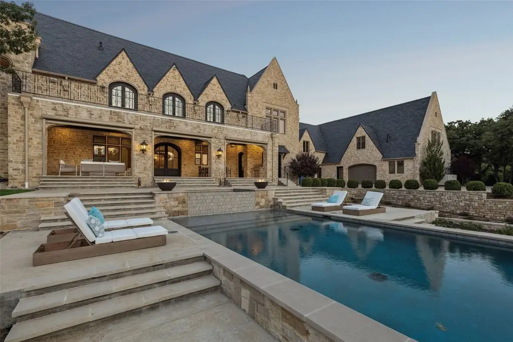2105 Bayshore Dr Unveils an Exquisite 8.75M Architectural Masterpiece in Texas 5