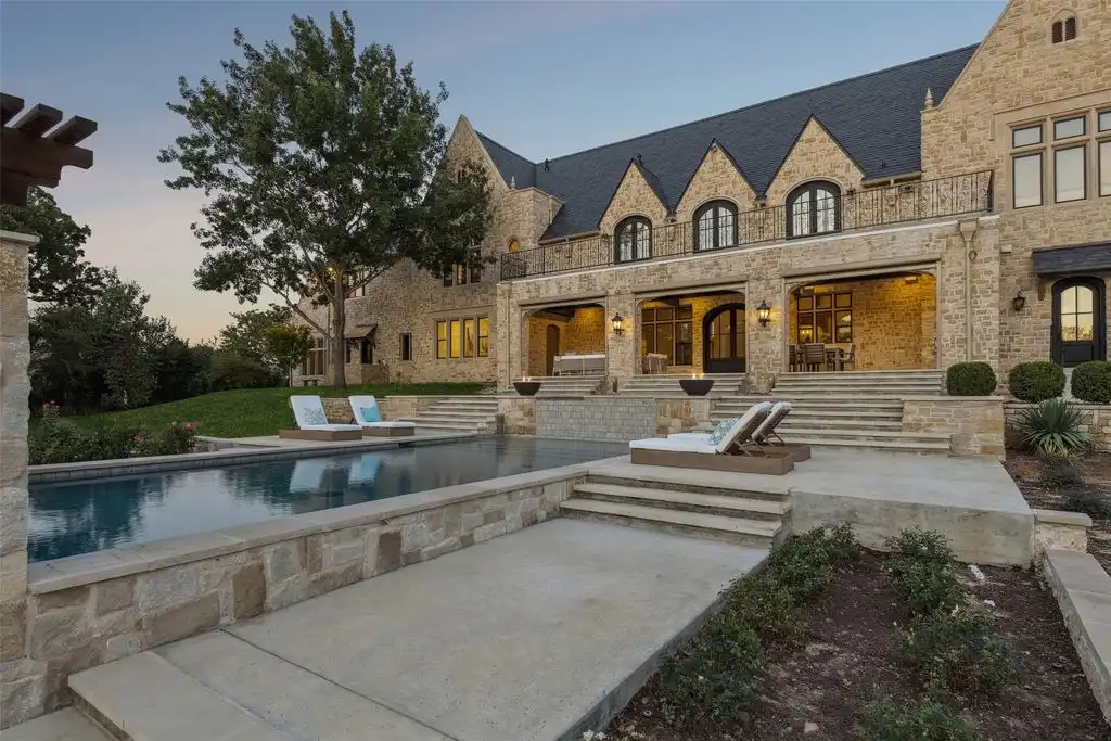 2105 Bayshore Dr Unveils an Exquisite 8.75M Architectural Masterpiece in Texas 6