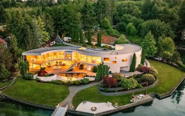 Anderson Anderson’s Iconic S-Shaped White Masterpiece Hits the Market for $7.5 Million