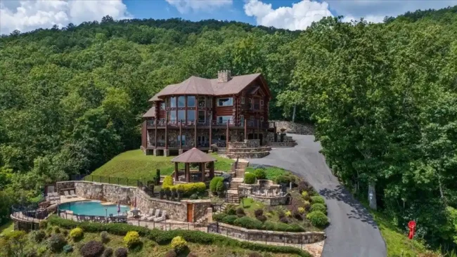 Luxury British Columbian Cedar Log Retreat in Georgia Hits the Market at $5.67 Million