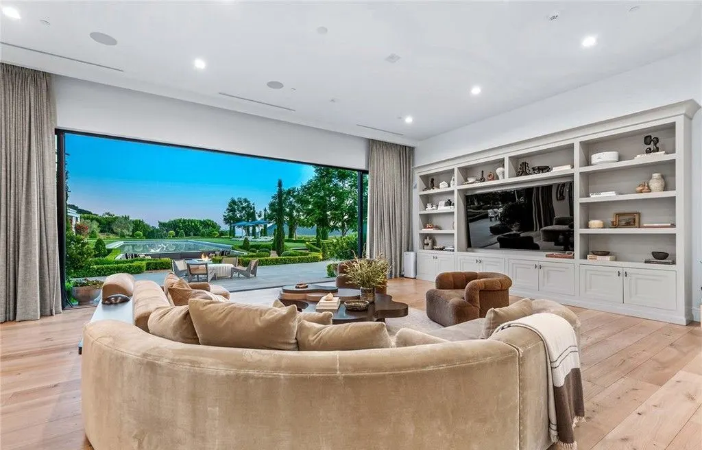 A Lavish Statement of Design Excellence 2100 Stratford Cir Is Californias Most Extraordinary 39.9M Trophy Estate 12