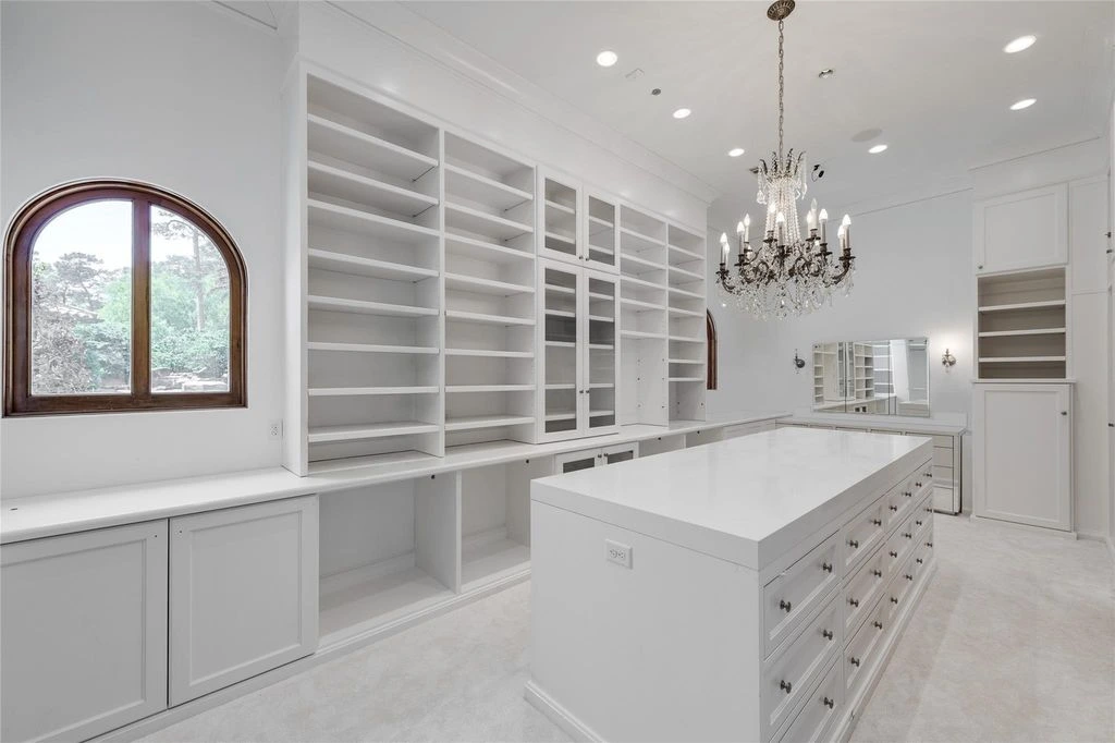 Breathtaking Estate at 701 W Friar Tuck Ln Showcases Premier Outdoor Entertaining in Texas 10