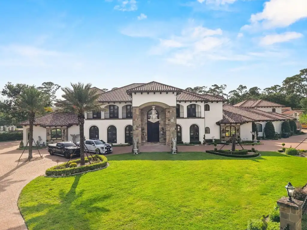 Breathtaking Estate at 701 W Friar Tuck Ln Showcases Premier Outdoor Entertaining in Texas 3