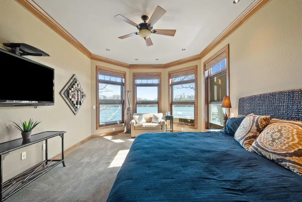 Breathtaking Lakefront Luxury W5539 Oak Park Road Estate on Middle Lake Listed at 4 11