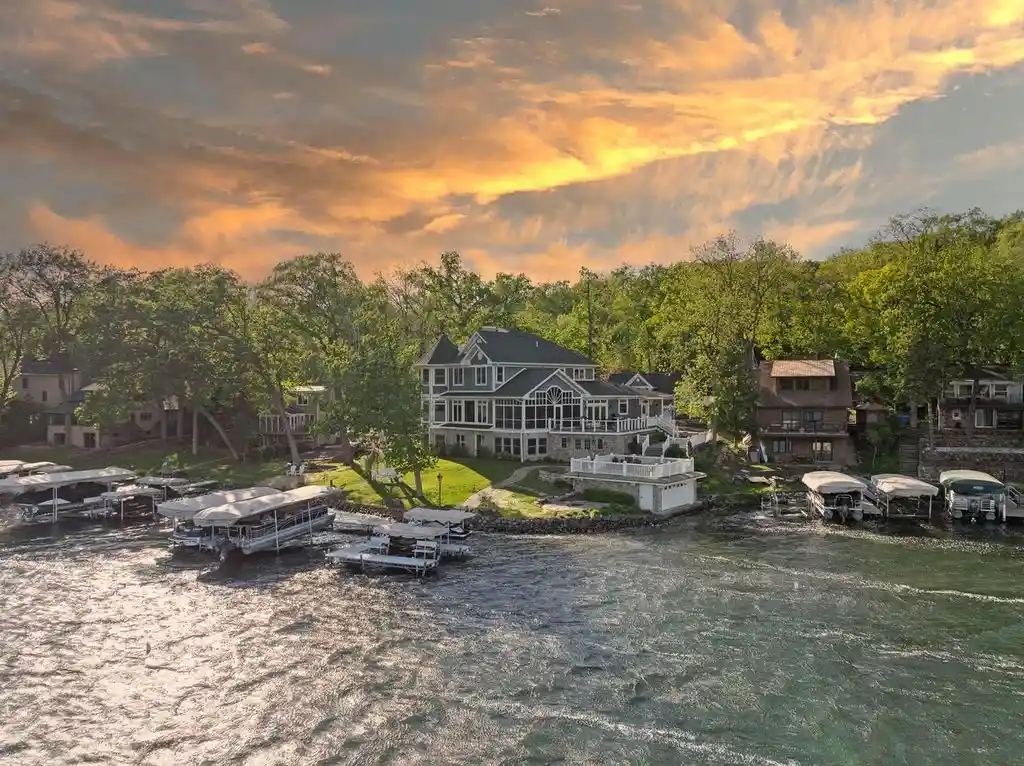 Breathtaking Lakefront Luxury W5539 Oak Park Road Estate on Middle Lake Listed at 4 22