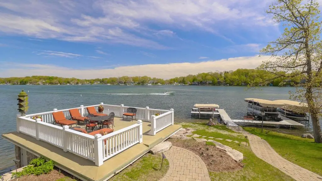 Breathtaking Lakefront Luxury W5539 Oak Park Road Estate on Middle Lake Listed at 4 5
