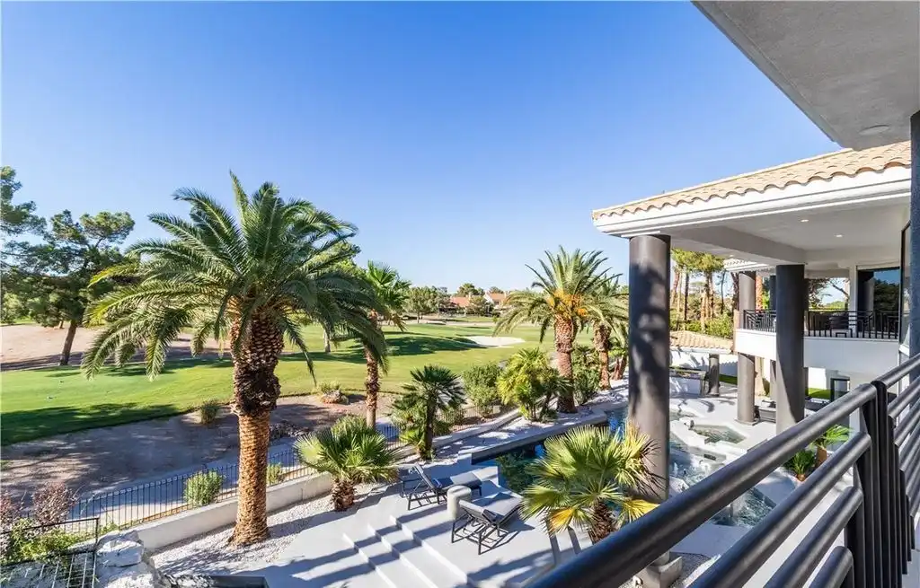 Luxury Redefined 34 Innisbrook Ave Offers a 6.49M Fusion of Comfort and Contemporary Design 15