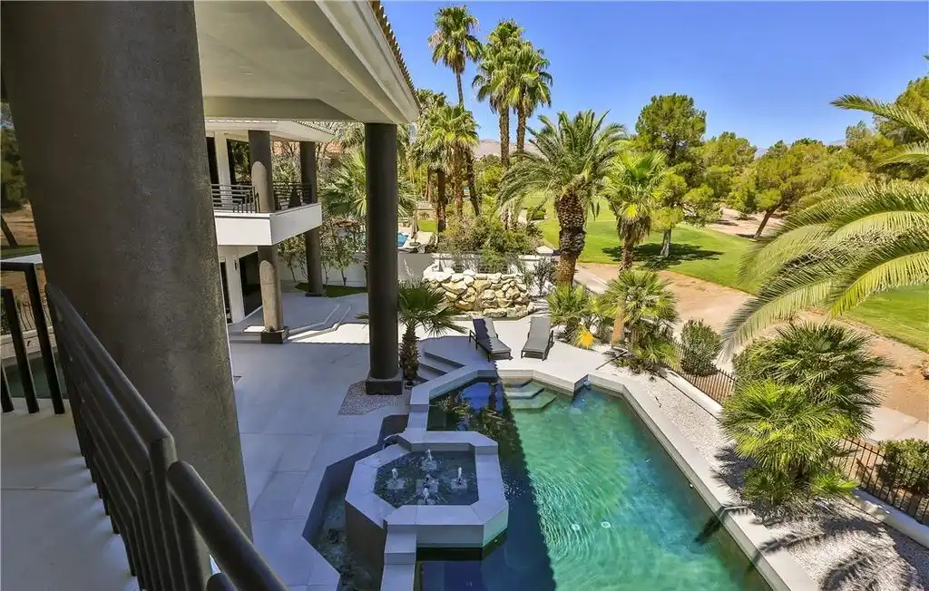 Luxury Redefined 34 Innisbrook Ave Offers a 6.49M Fusion of Comfort and Contemporary Design 16