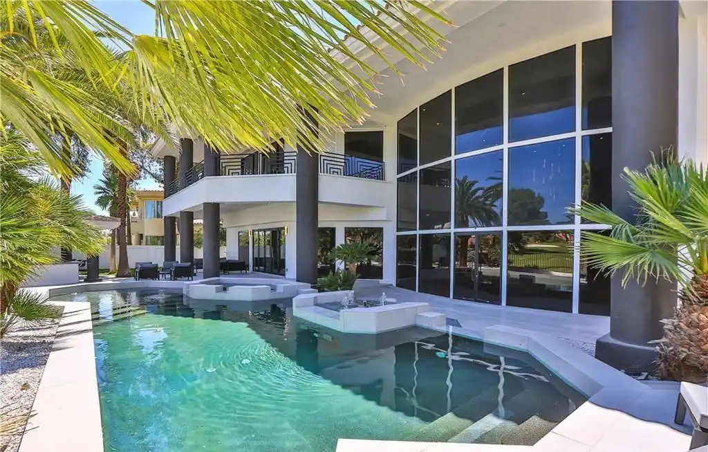 Luxury Redefined 34 Innisbrook Ave Offers a 6.49M Fusion of Comfort and Contemporary Design 18