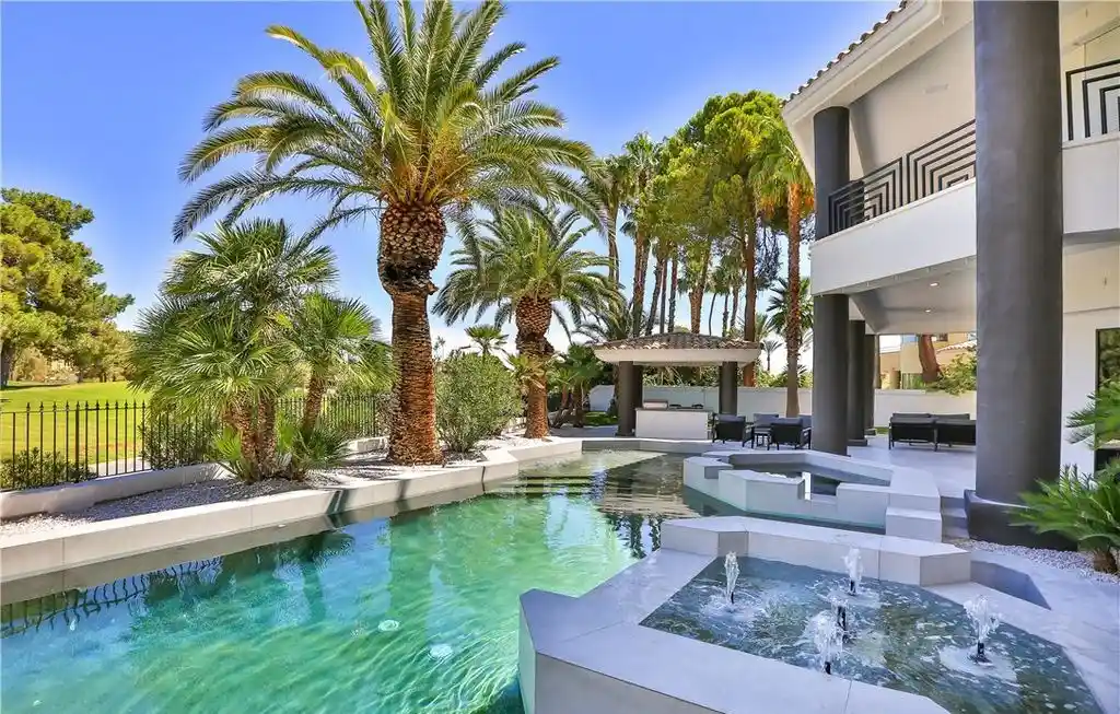 Luxury Redefined 34 Innisbrook Ave Offers a 6.49M Fusion of Comfort and Contemporary Design 19