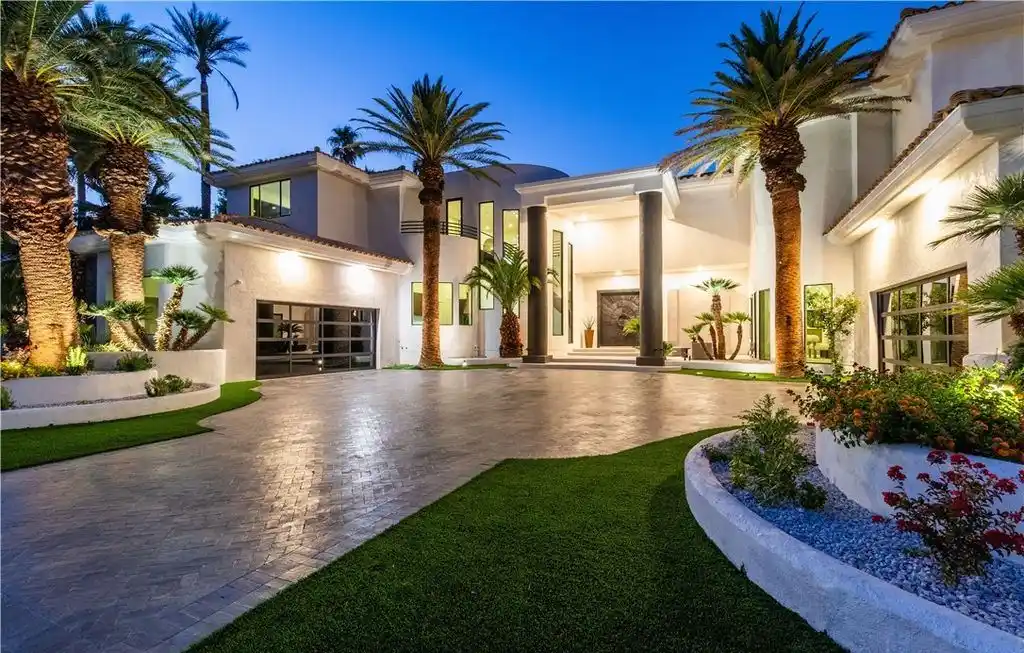 Luxury Redefined 34 Innisbrook Ave Offers a 6.49M Fusion of Comfort and Contemporary Design 2