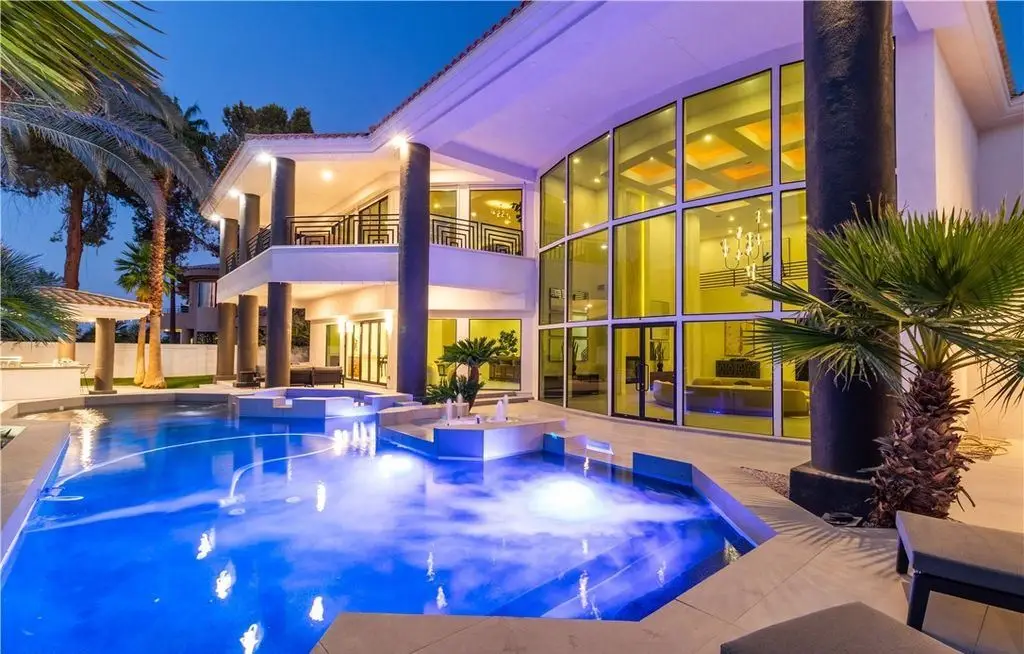 Luxury Redefined 34 Innisbrook Ave Offers a 6.49M Fusion of Comfort and Contemporary Design 20
