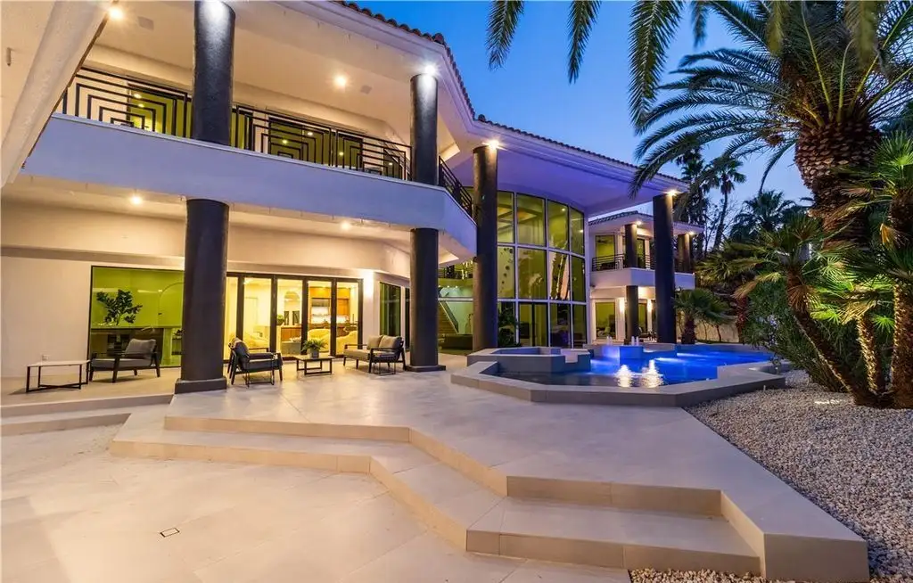 Luxury Redefined 34 Innisbrook Ave Offers a 6.49M Fusion of Comfort and Contemporary Design 21