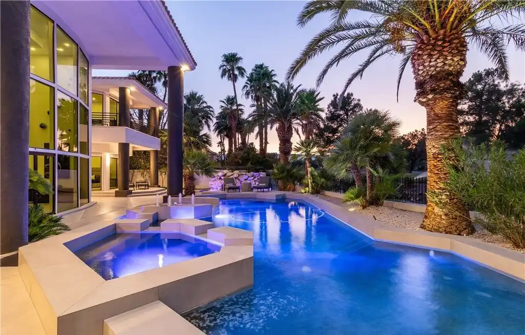 Luxury Redefined 34 Innisbrook Ave Offers a 6.49M Fusion of Comfort and Contemporary Design 22