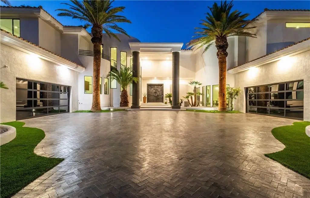 Luxury Redefined 34 Innisbrook Ave Offers a 6.49M Fusion of Comfort and Contemporary Design 3