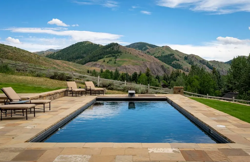 Spectacular 102 Farnlun Pl Residence Offers Elevated Living and Unmatched Grandeur in Idaho Asking 22 19