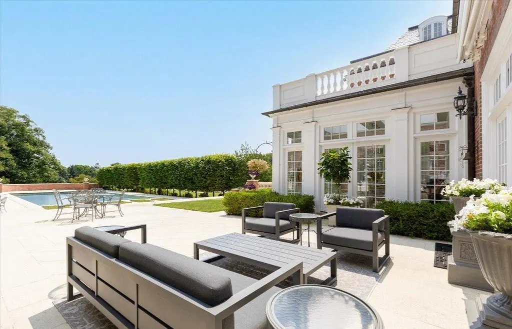 2525 Purchase Street Offers a Rare and Remarkable 30 Million Manhattan Residence 24