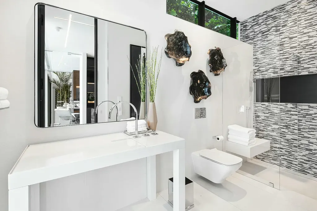 2633 Spanish River Road Boca Raton waterfront mansion with 6 bedrooms, 9 bathrooms, infinity pool, expansive Intracoastal views, and luxury contemporary design
