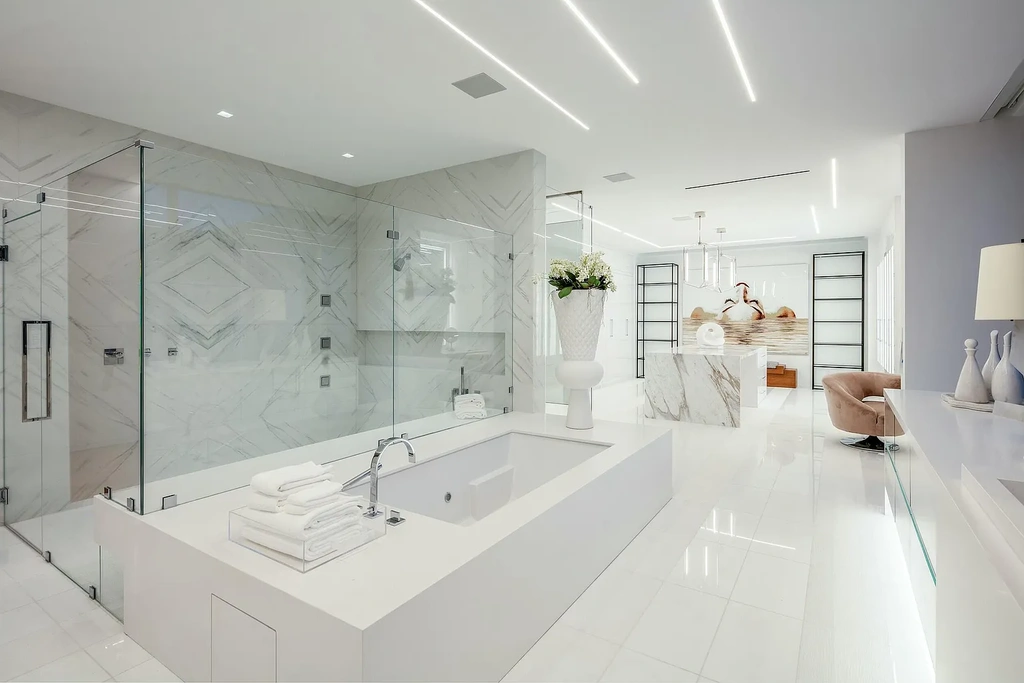 2633 Spanish River Road Boca Raton waterfront mansion with 6 bedrooms, 9 bathrooms, infinity pool, expansive Intracoastal views, and luxury contemporary design