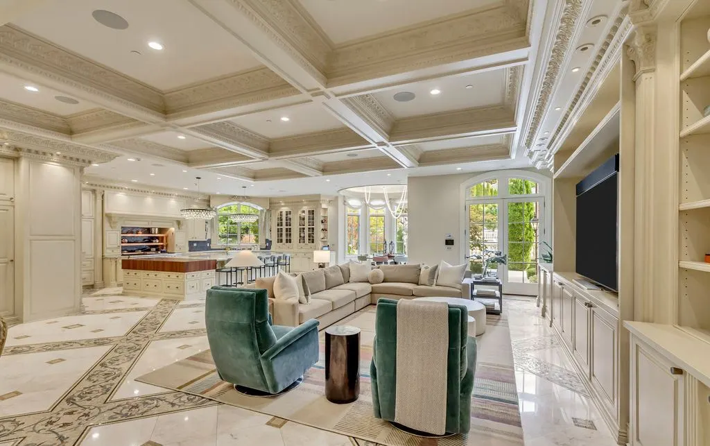 Exclusive 29.995M Estate at 13322 N Grove Dr Showcases Classic Elegance and Contemporary Design 11
