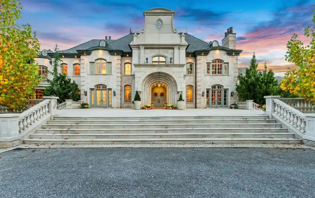 Exclusive 29.995M Estate at 13322 N Grove Dr Showcases Classic Elegance and Contemporary Design 2