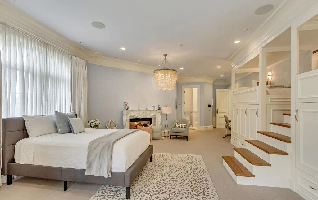 Exclusive 29.995M Estate at 13322 N Grove Dr Showcases Classic Elegance and Contemporary Design 20