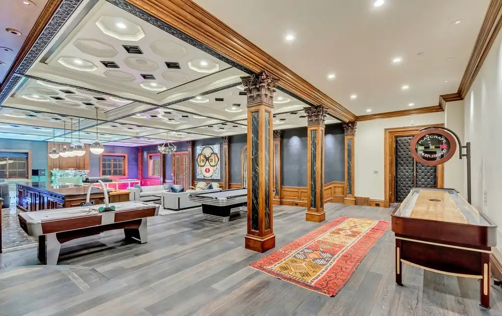 Exclusive 29.995M Estate at 13322 N Grove Dr Showcases Classic Elegance and Contemporary Design 25