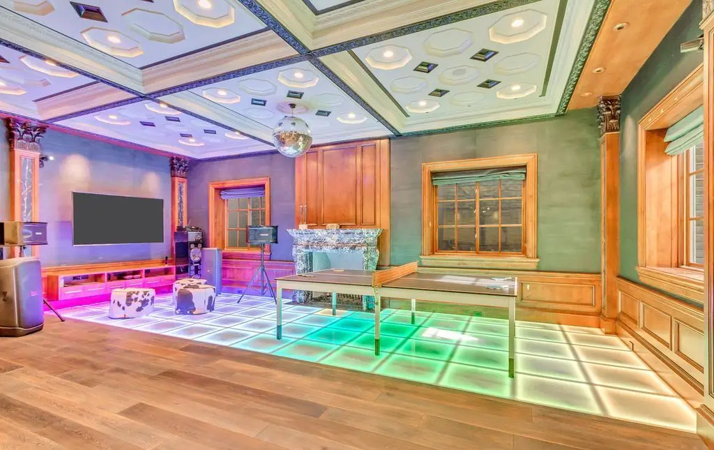 Exclusive 29.995M Estate at 13322 N Grove Dr Showcases Classic Elegance and Contemporary Design 26