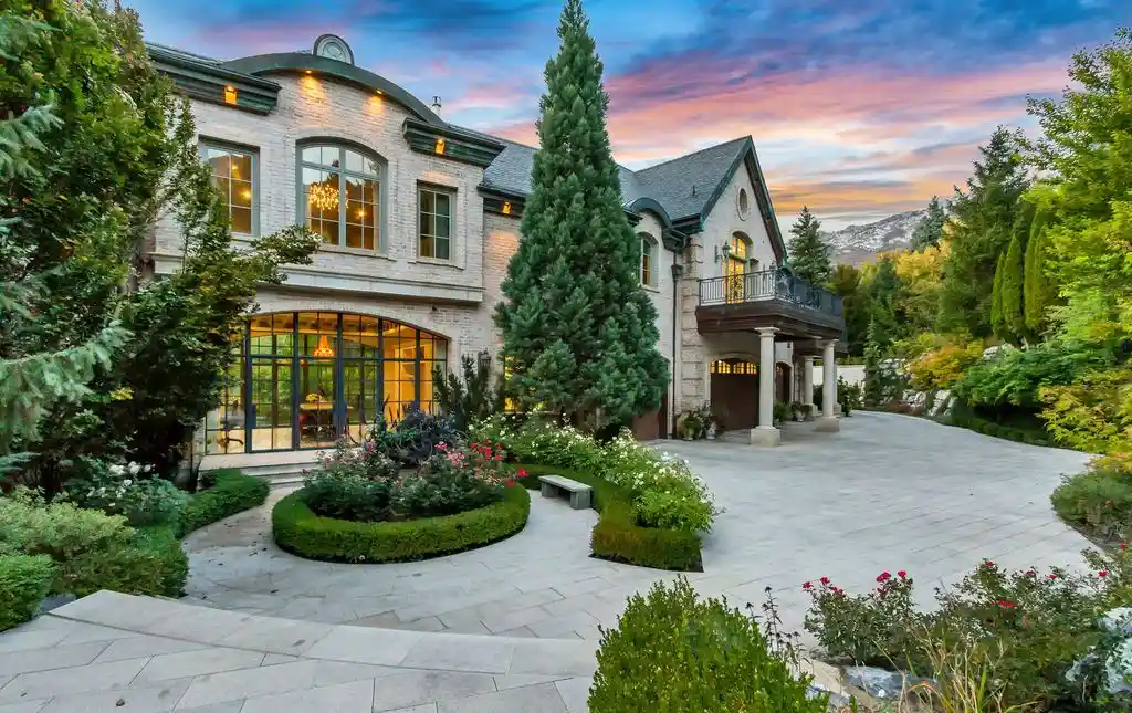 Exclusive 29.995M Estate at 13322 N Grove Dr Showcases Classic Elegance and Contemporary Design 32