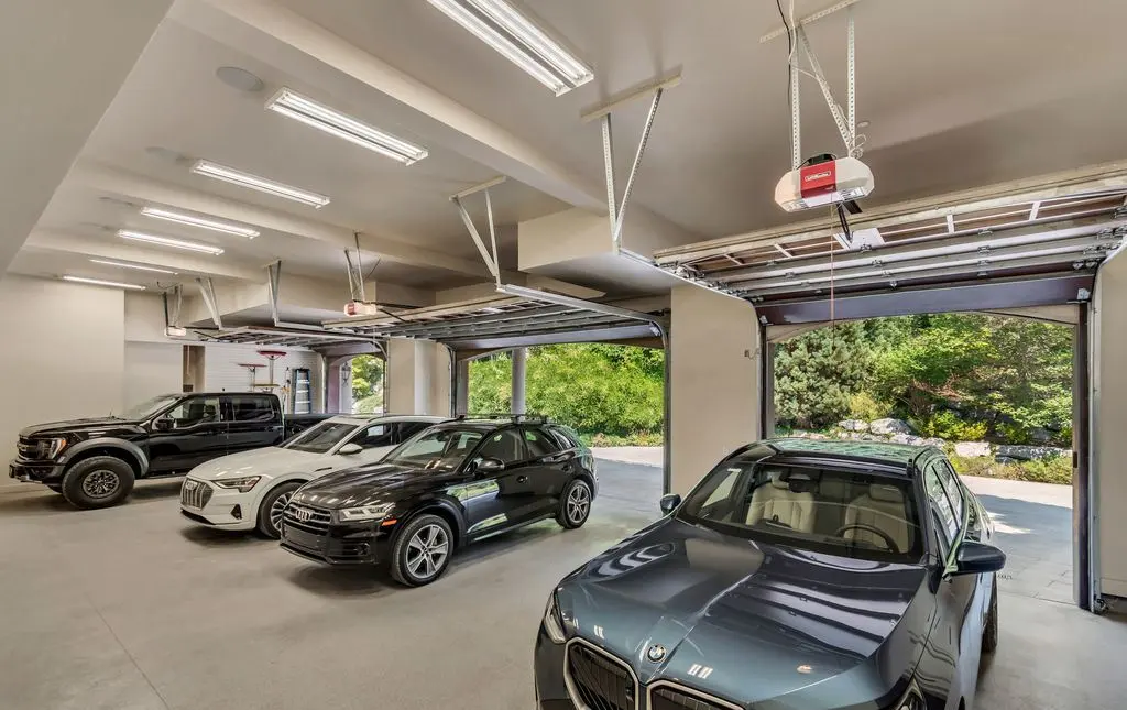 Exclusive 29.995M Estate at 13322 N Grove Dr Showcases Classic Elegance and Contemporary Design 33