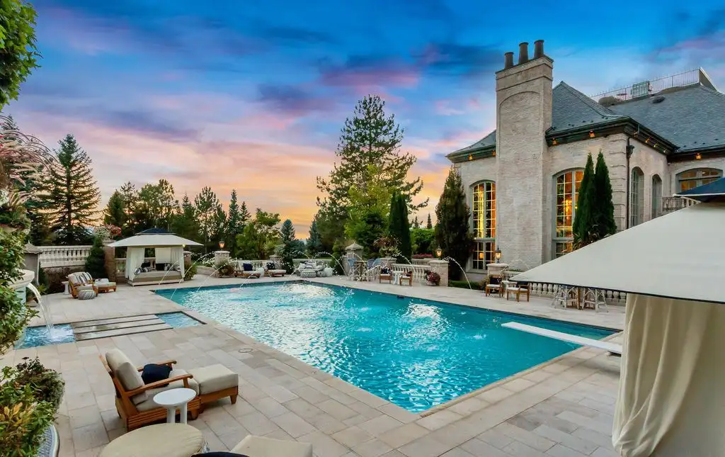 Exclusive 29.995M Estate at 13322 N Grove Dr Showcases Classic Elegance and Contemporary Design 35
