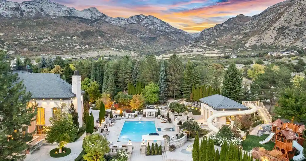 Exclusive 29.995M Estate at 13322 N Grove Dr Showcases Classic Elegance and Contemporary Design 37