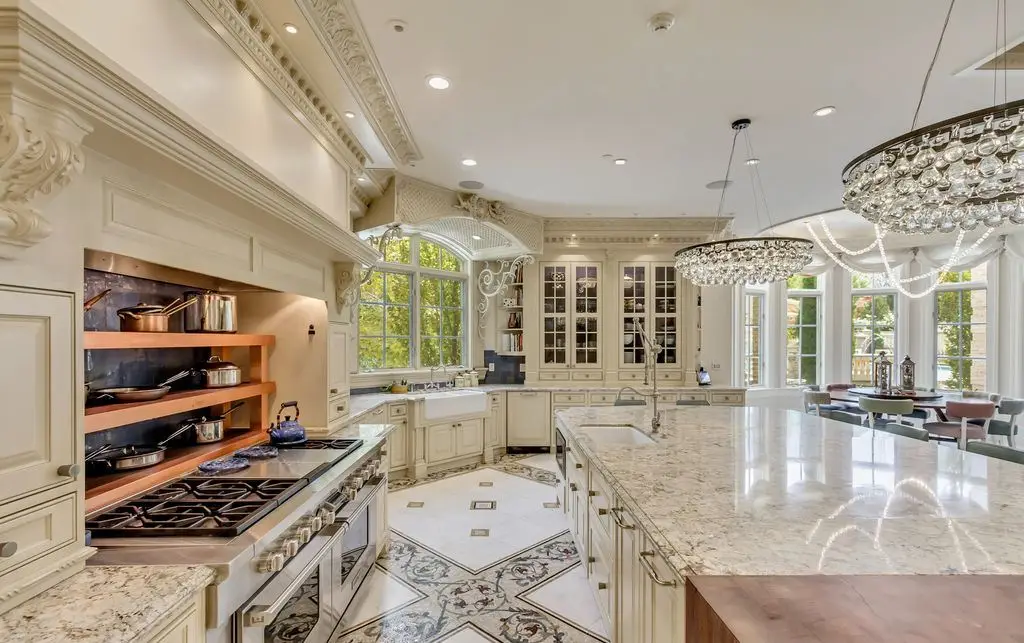 Exclusive 29.995M Estate at 13322 N Grove Dr Showcases Classic Elegance and Contemporary Design 6