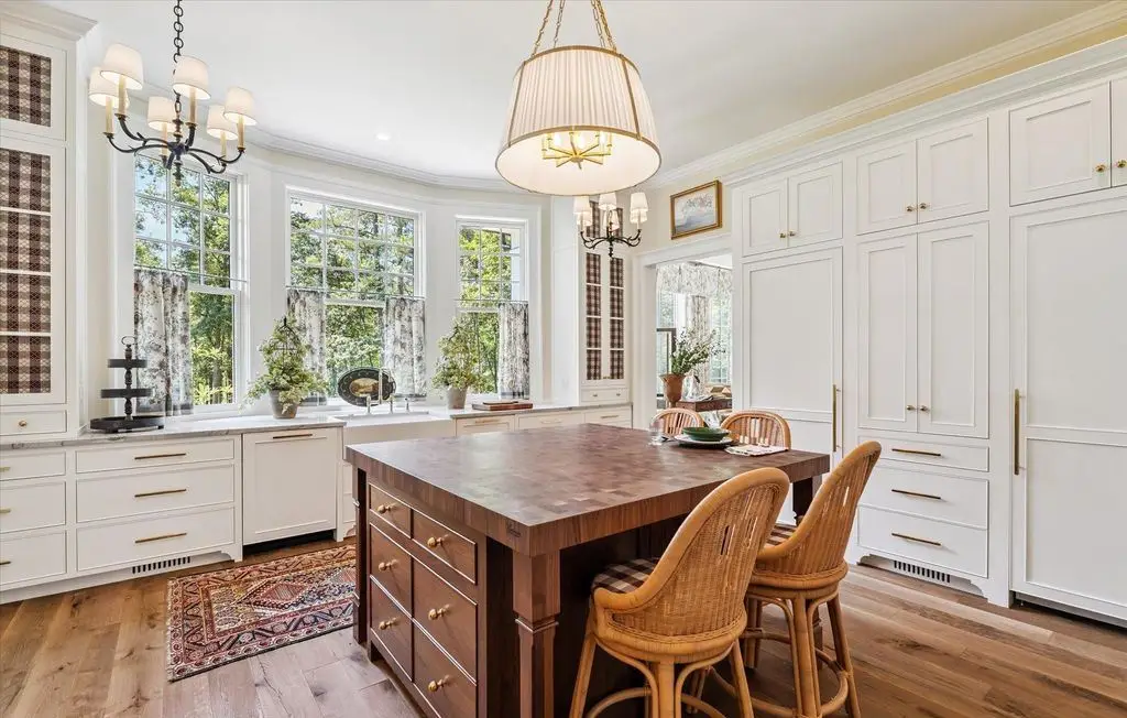 Exclusive 6.5M Residence at 2863 Palmer Dr Combines Southern Architecture with Contemporary Living 15