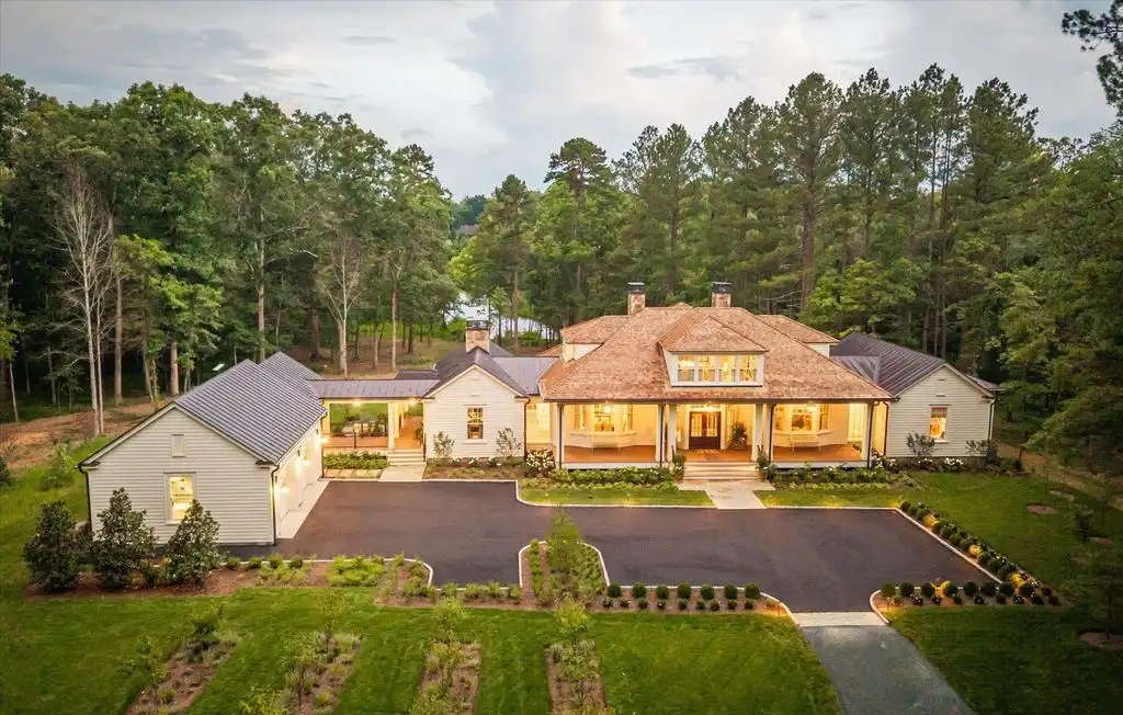 Exclusive 6.5M Residence at 2863 Palmer Dr Combines Southern Architecture with Contemporary Living 3