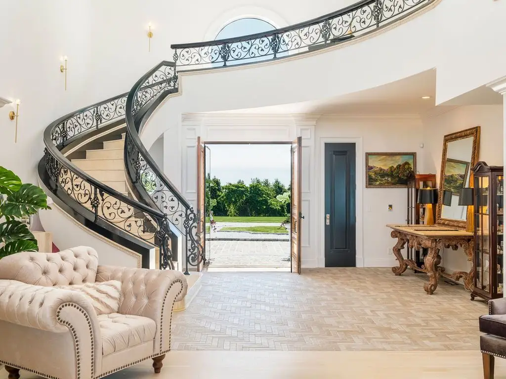 Exclusive 8.5M Waterfront Home at 3875 Hallock Ln Showcases Impeccable Upgrades on Long Island Sound 5
